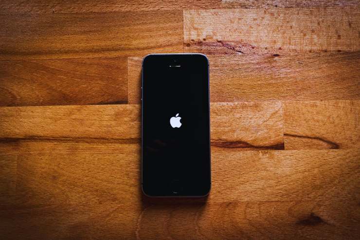 telefono iphone su tavolo di legno