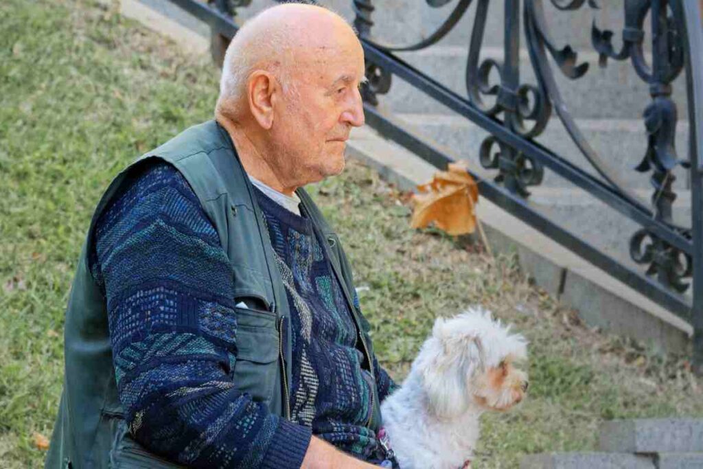 uomo anziano con il cane