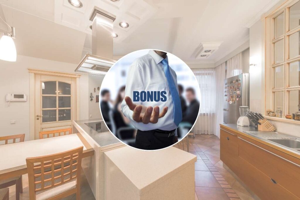 interno casa e uomo in giacca e cravatta con scritta bonus