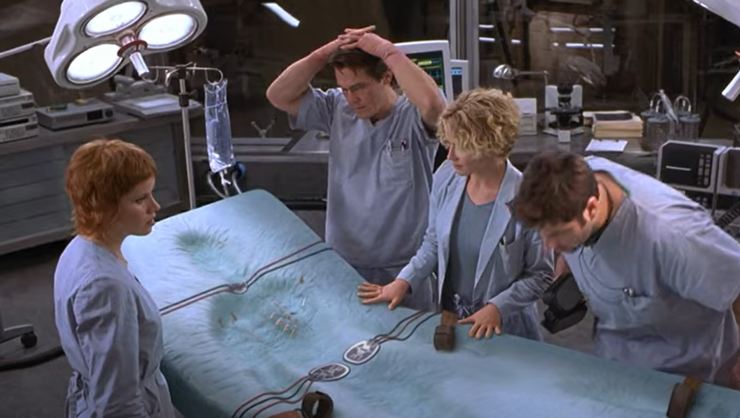 kevin bacon diventa invisibile in una scena de l'uomo senza ombra