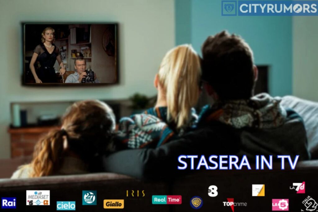 mamma padre e figlia che guardano un film abbracciati