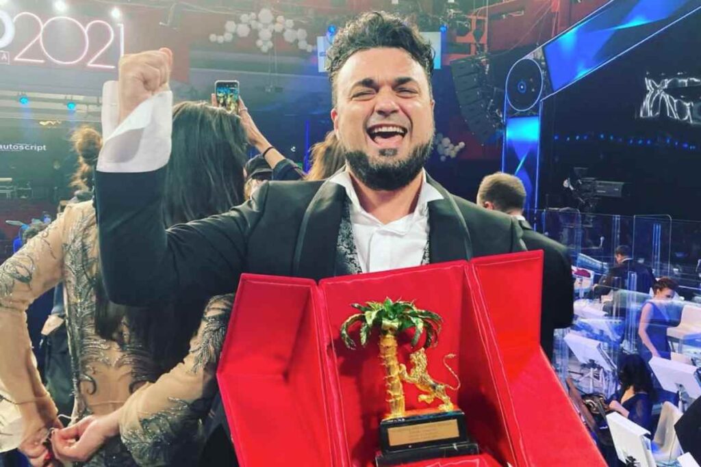 enrico melozzi festeggia il premio a sanremo 2019