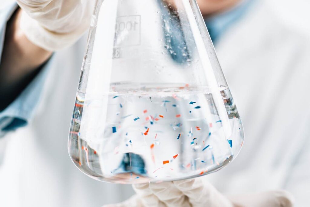 ampolla d'acqua contenente microplastiche