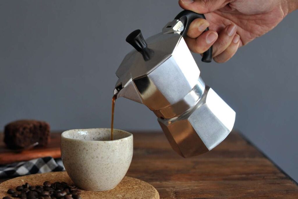 Versare il caffè dalla moka alla tazzina