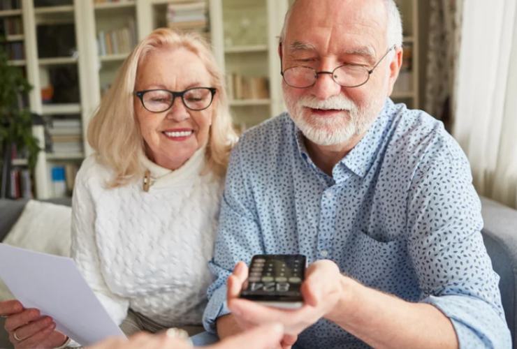 coppia di anziani con calcolatrice