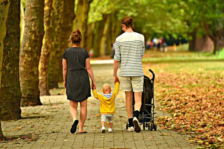 famiglia con bambino in un parco