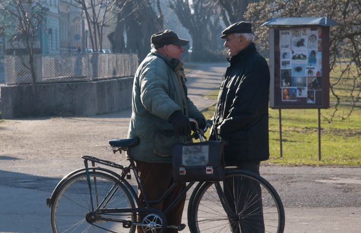 anziani che parlano in un parco