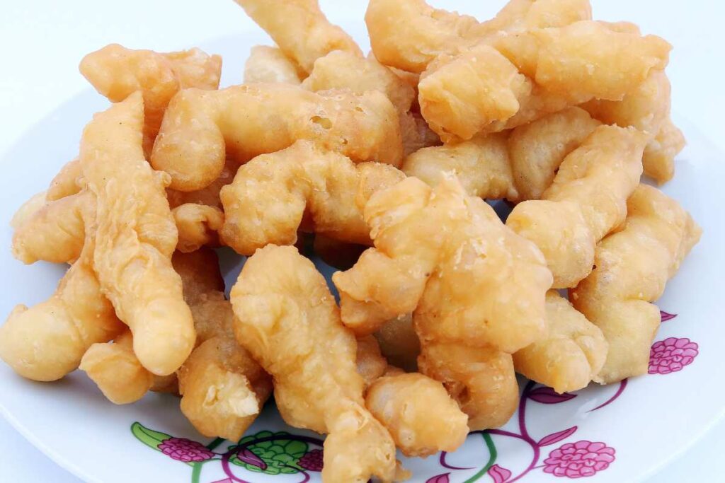 pasta fritta in piatto decorato