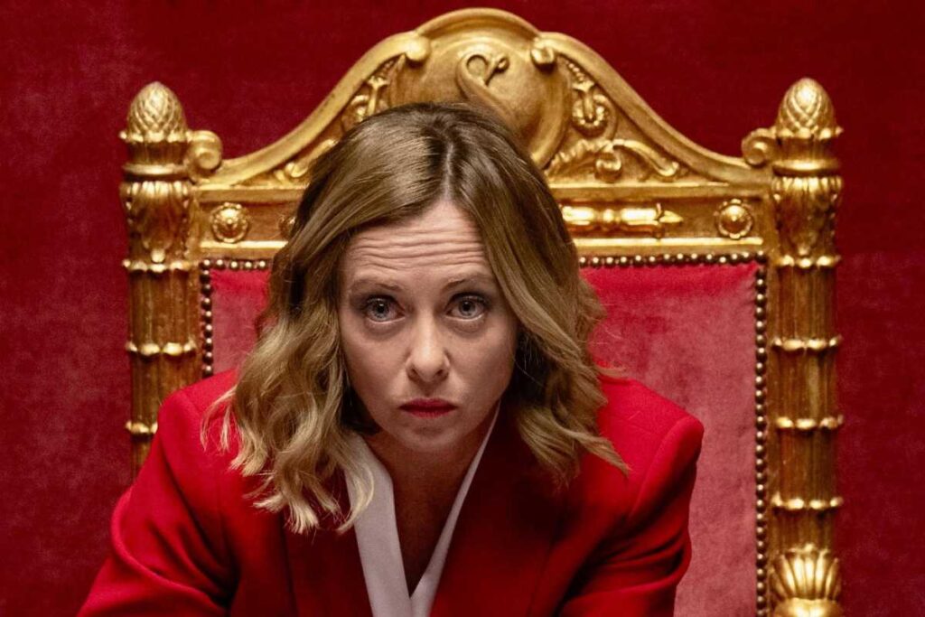 giorgia meloni vestita di rosso