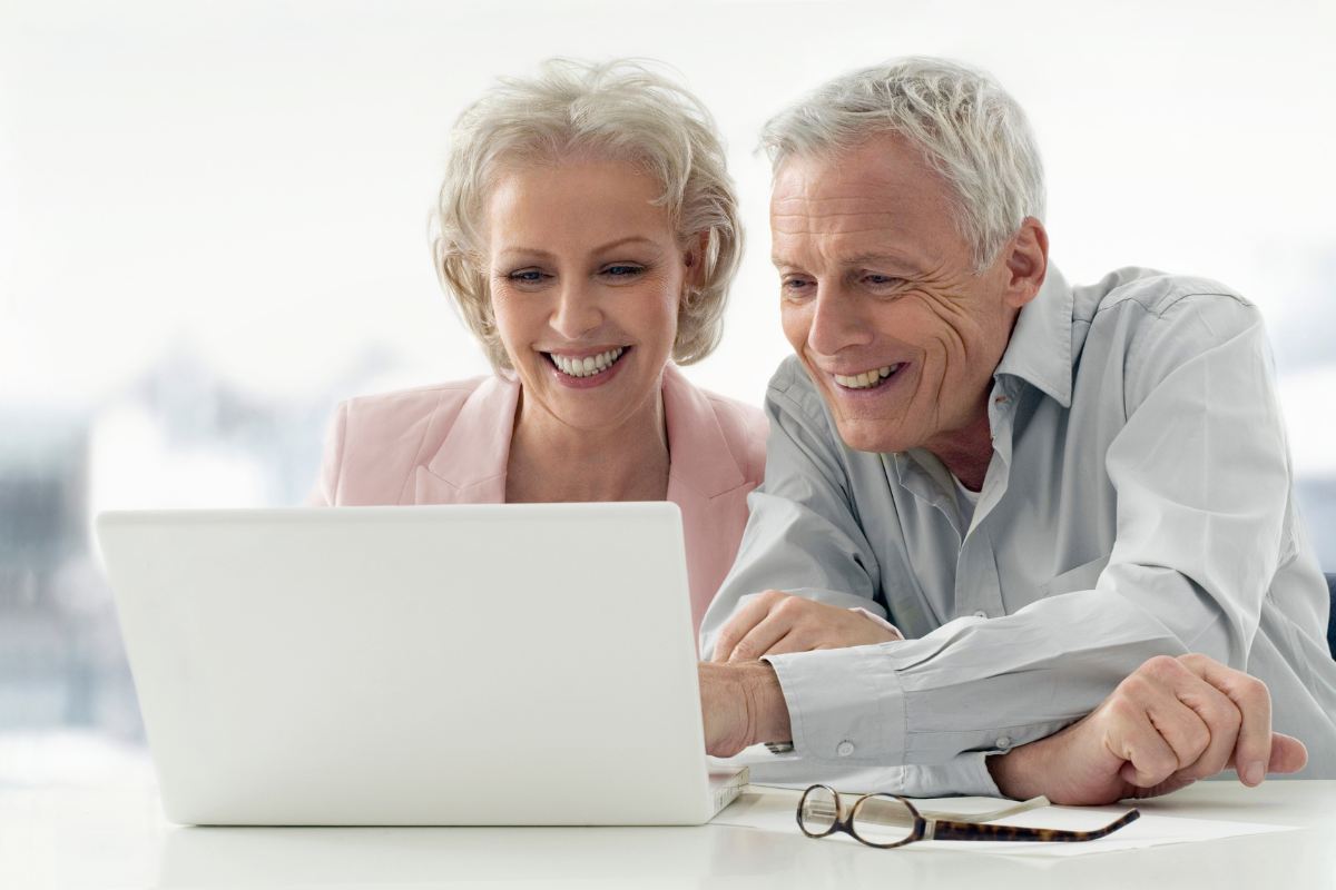 Uomo e donna seduti al PC