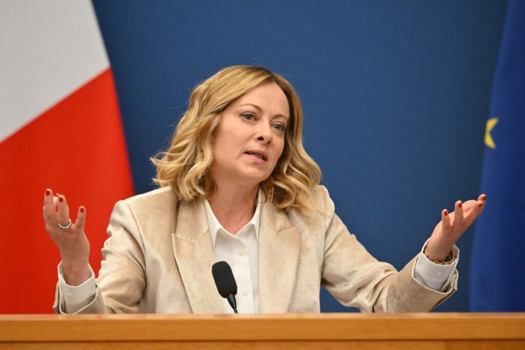 giorgia meloni durante una conferenza