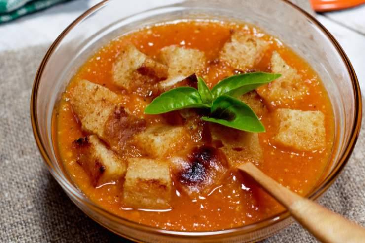 Piatto con pane e sugo