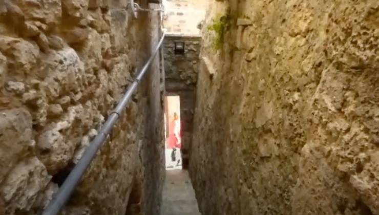 strada stretta vista dall'alto