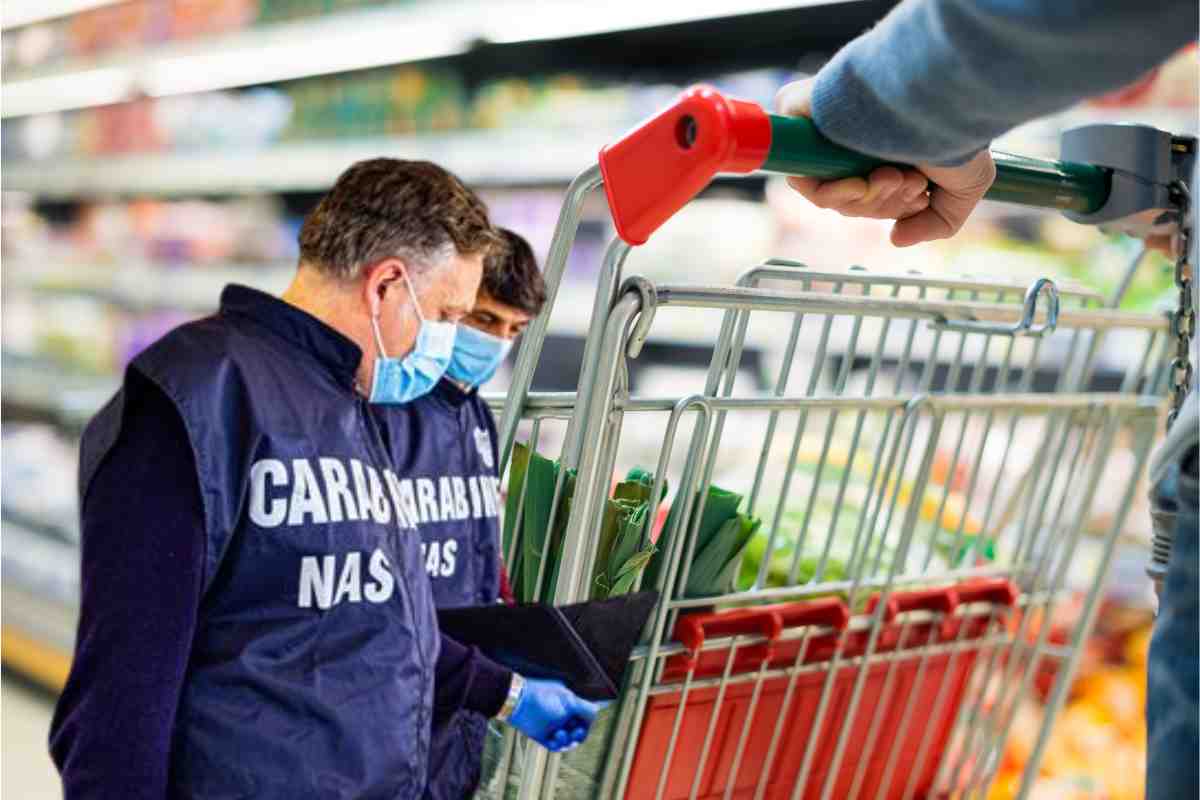 Nas sullo sfondo di un carrello in un supermercato