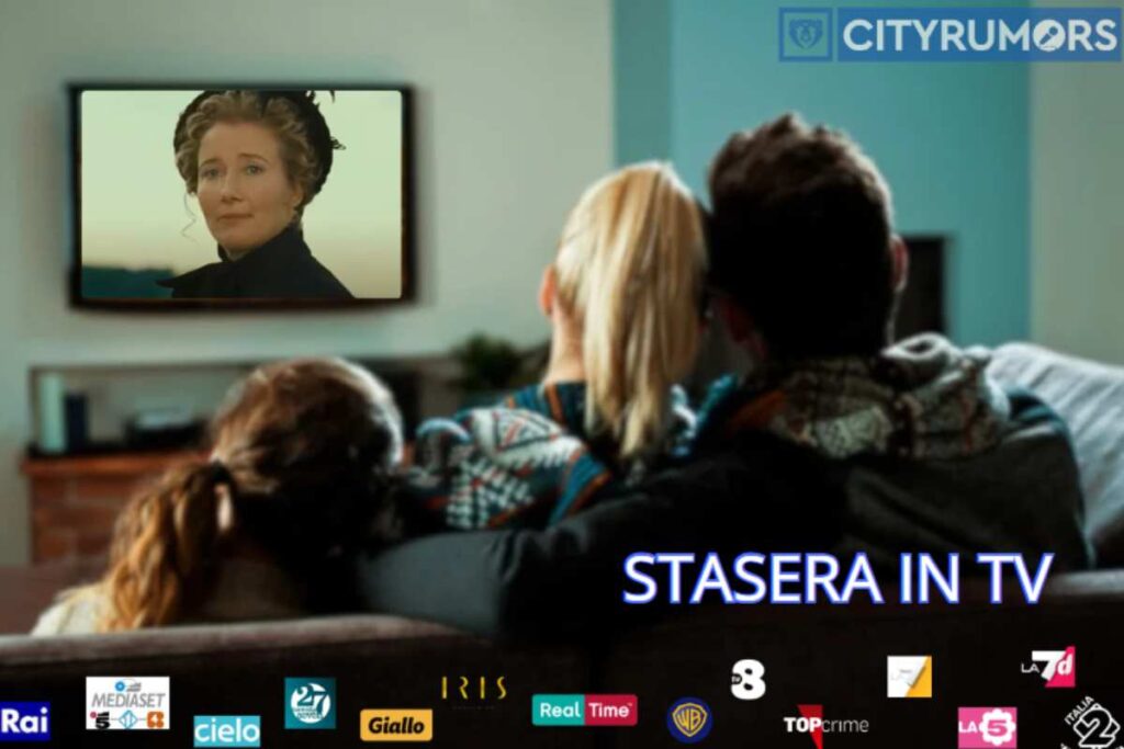 salotto di casa con famiglia che guarda tv