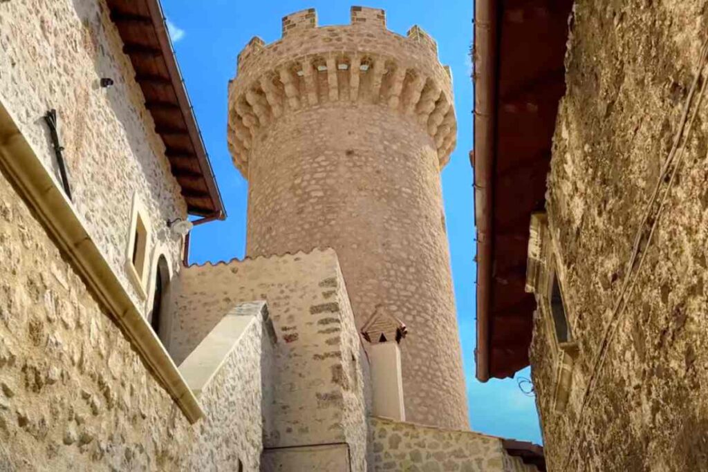 torre si staglia nella veduta di un borgo