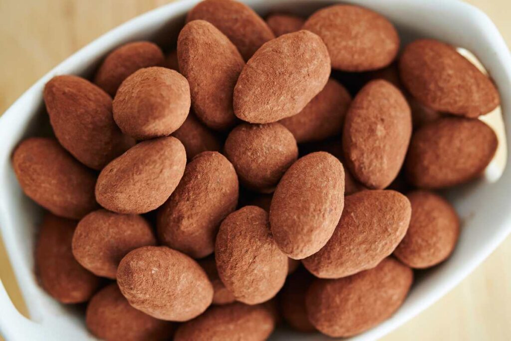 mandorle di cioccolato in una ciotola