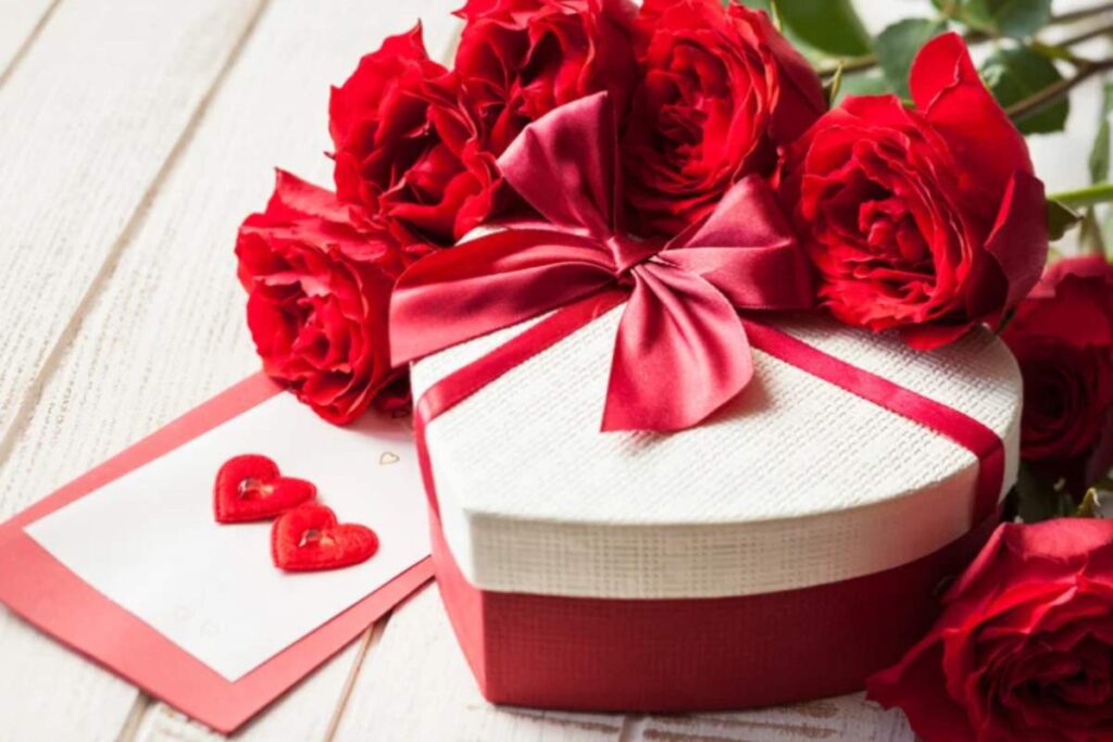 scatola regalo a forma di cuore con rose rosse