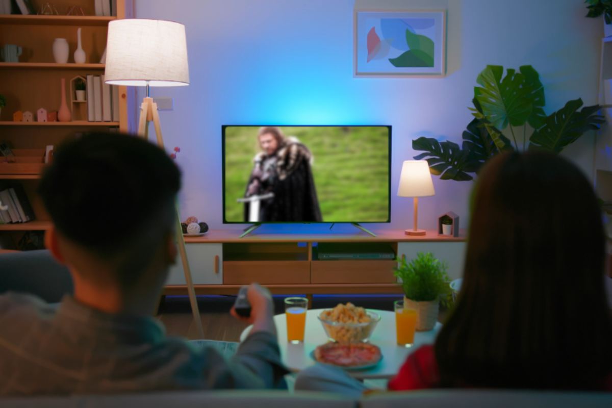 coppia che guarda la tv con snack