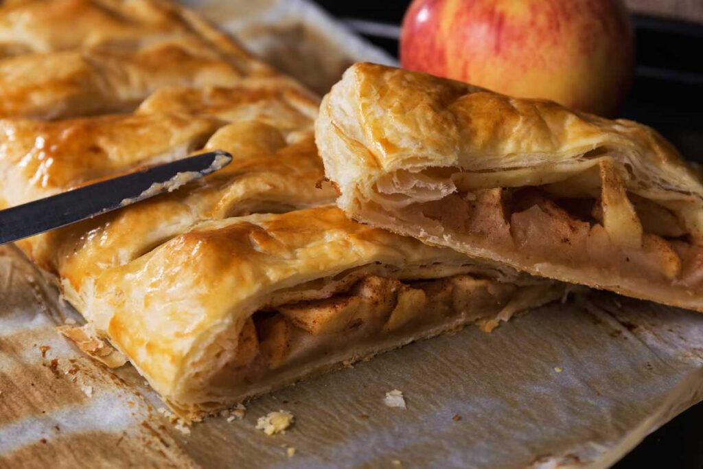 dolce a base di pasta sfoglia e mele