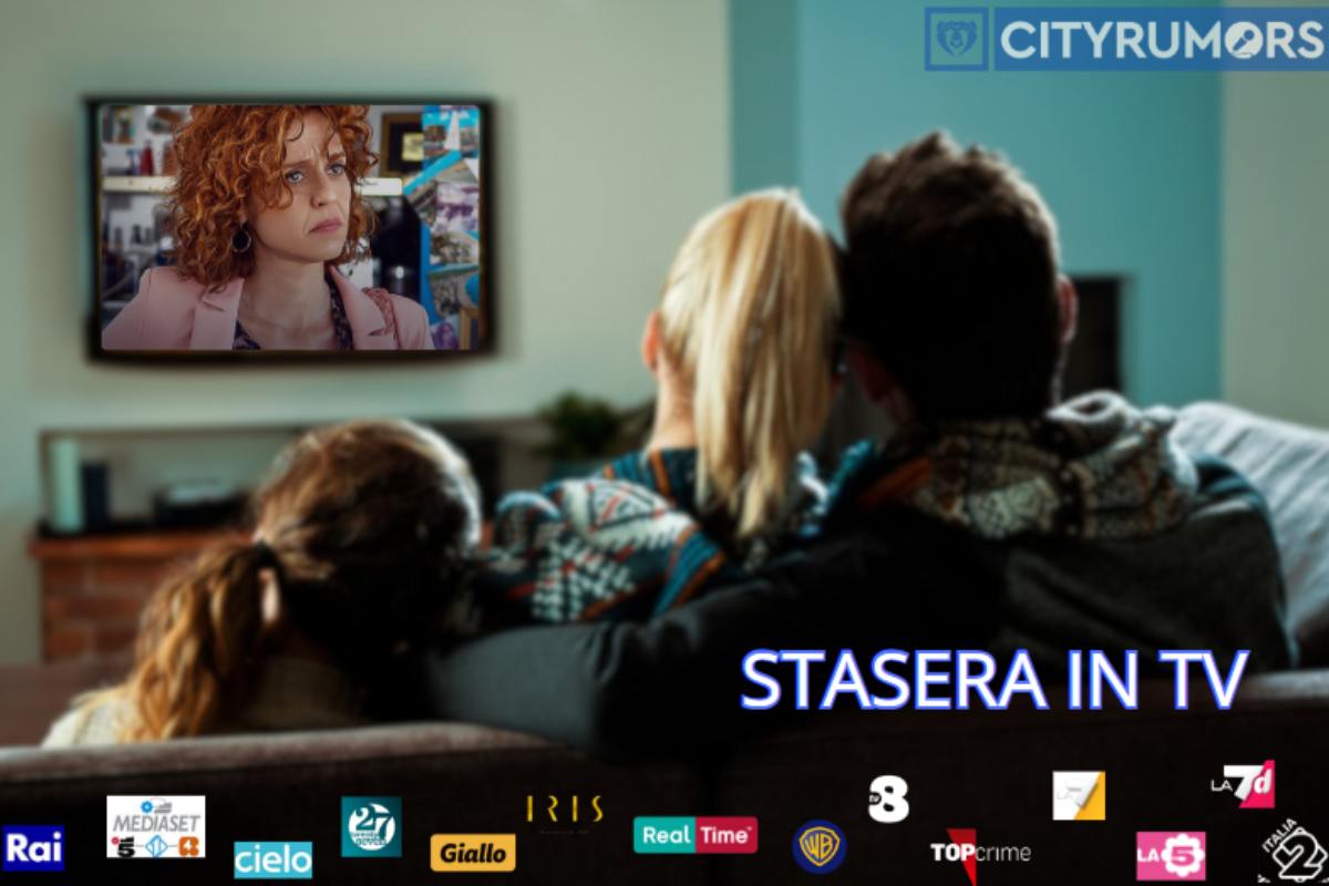 madre padre e figlia che guardano la tv in salotto