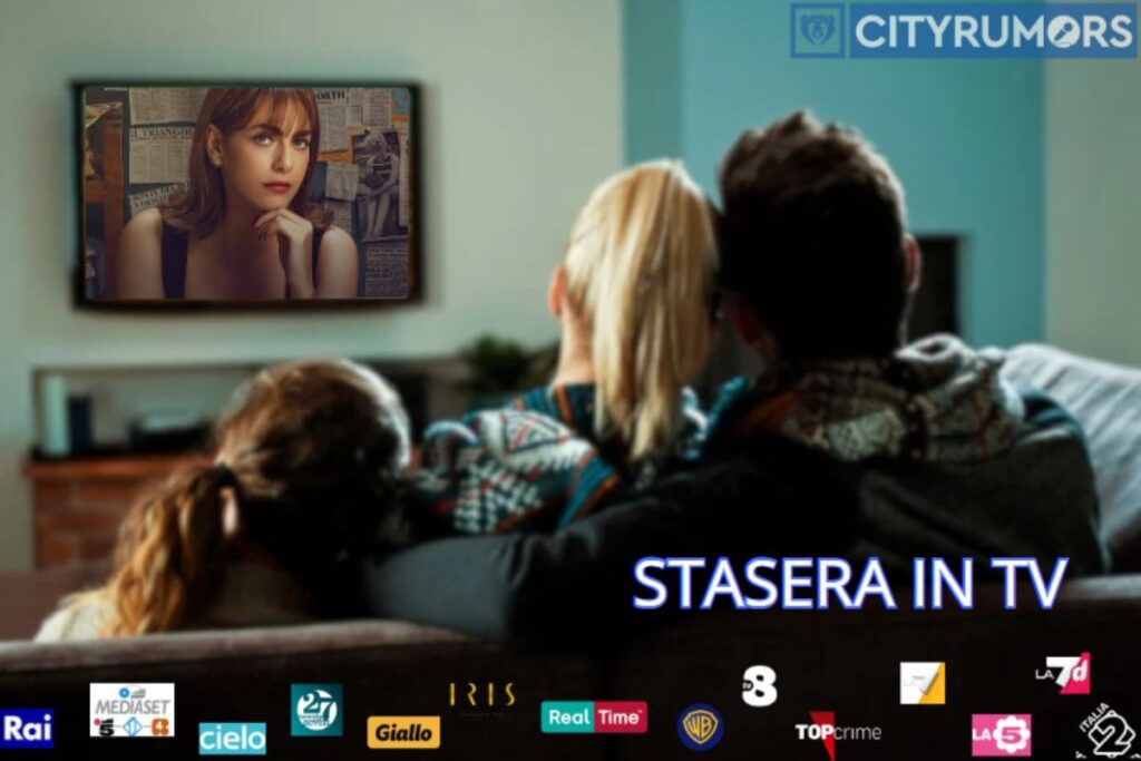 famiglia riunita sul divano per guardare la tv