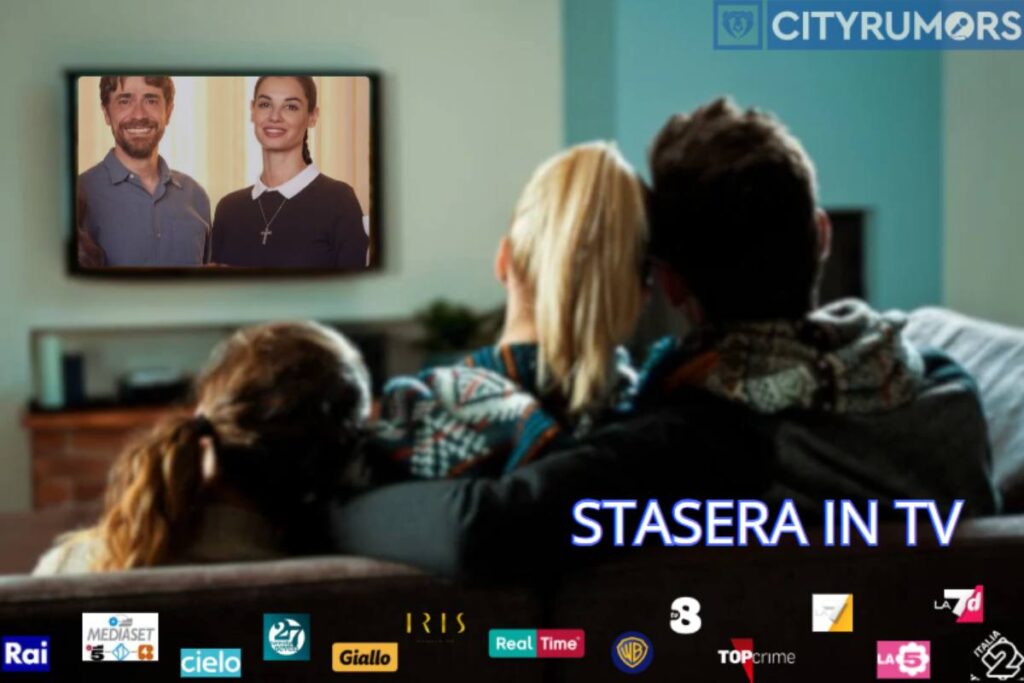 coppia di genitori con figlia che guarda la tv