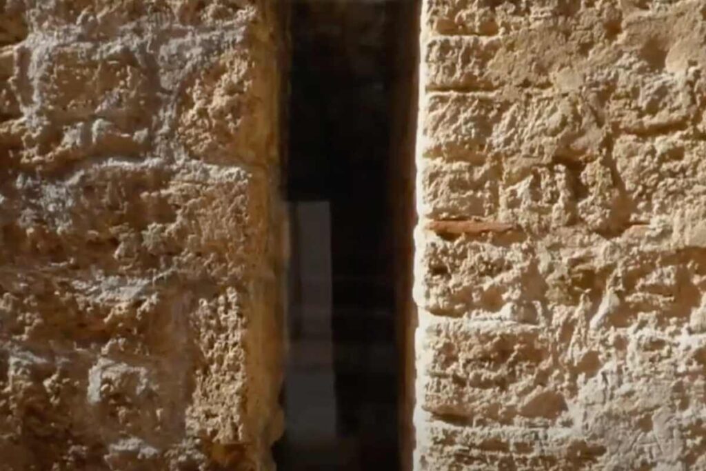 stretto passaggio tra mura