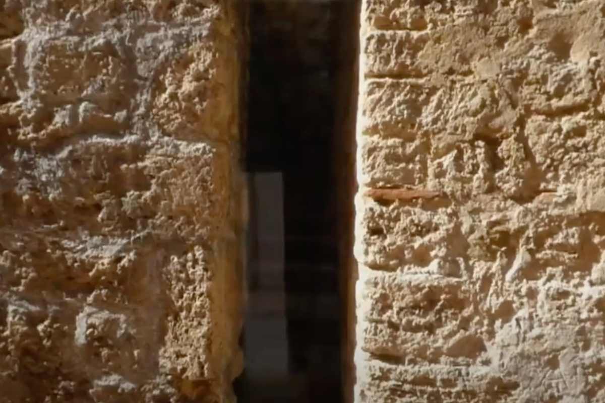 stretto passaggio tra mura