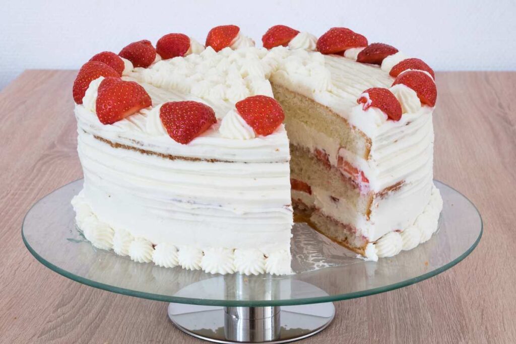 torta con panna e fragole su alzatina