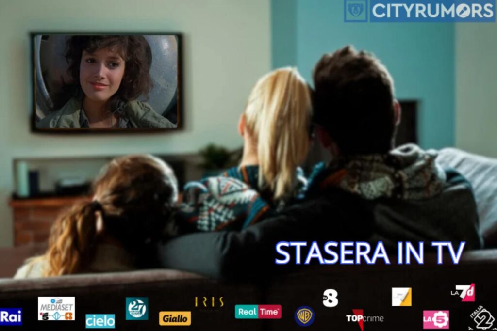 famiglia che guarda tv che trasmette film in salotto