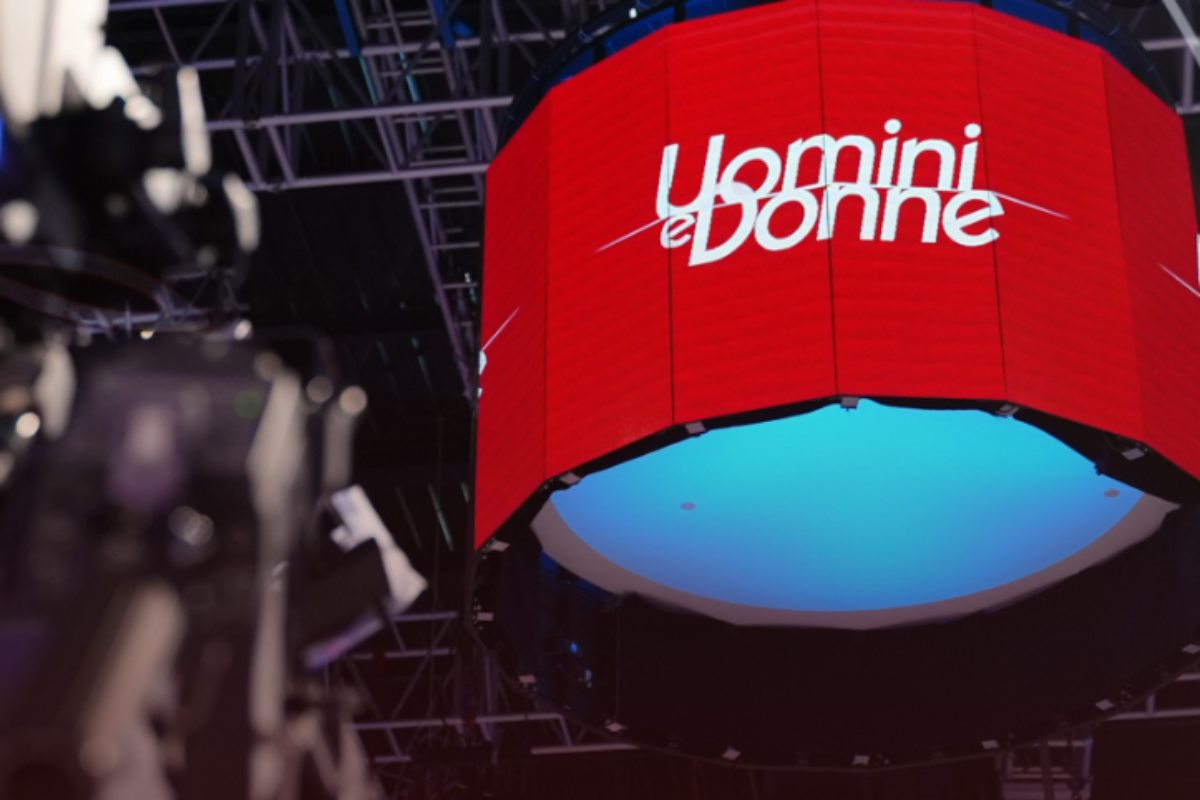 studio di uomini e donne con logo