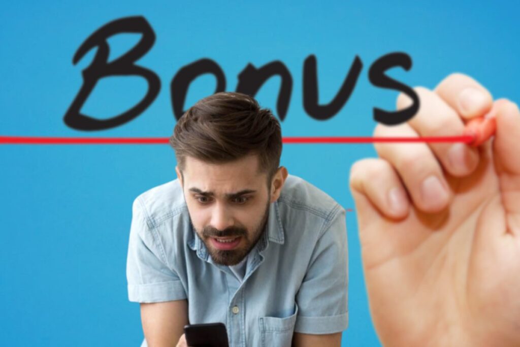 uomo controlla cellulare e mano scrive bonus