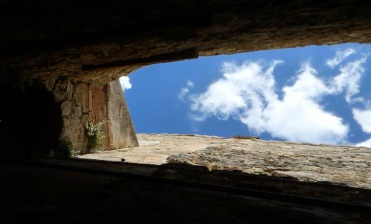 strada strettissima vista dall'alto