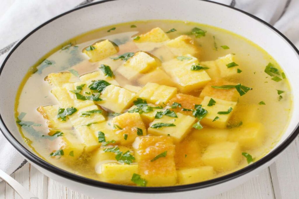 piatto bordato con zuppa calda