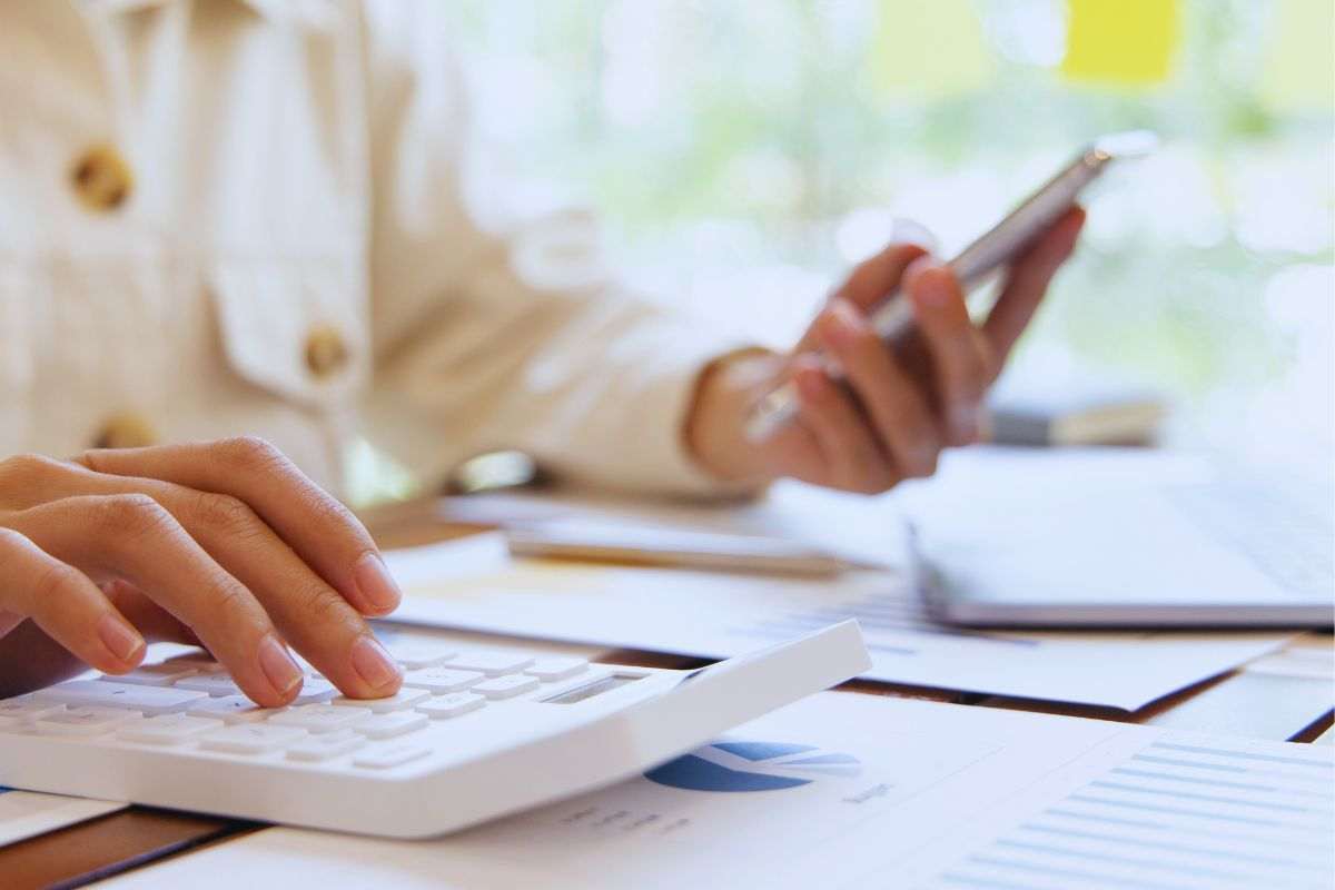 Donna che utilizza la calcolatrice