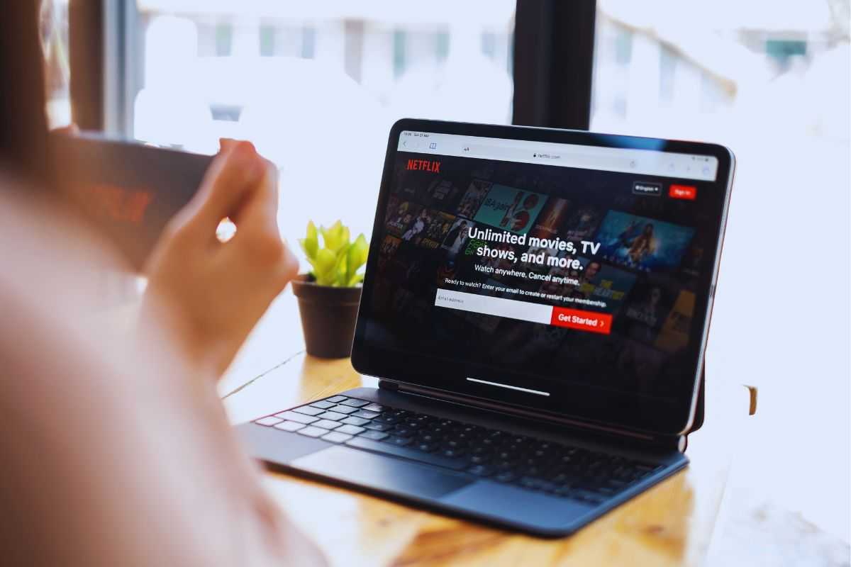 Persona che sta effettua accesso a Netflix