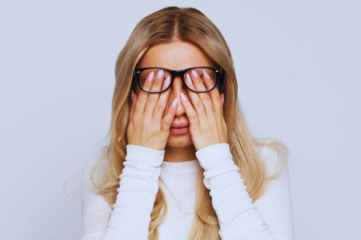 Donna che si massaggia gli occhi