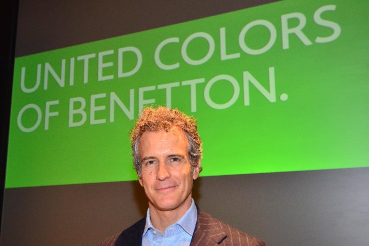 Alessandro Benetton con alle spalle il logo Benetton