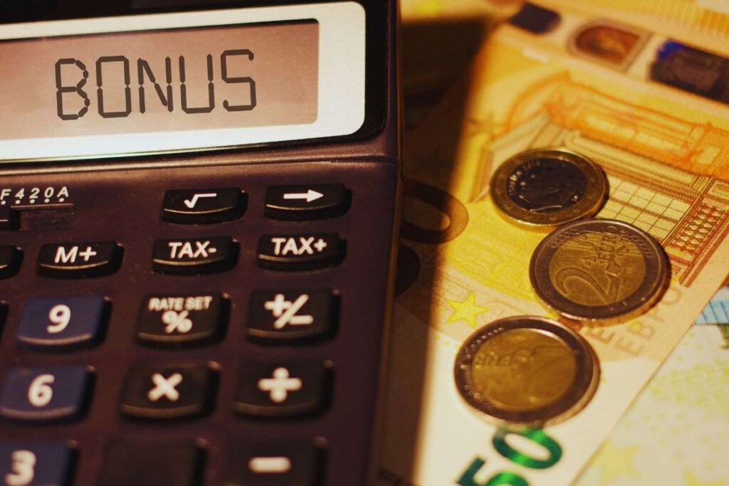 Calcolatrice con la scritta bonus sopra denaro