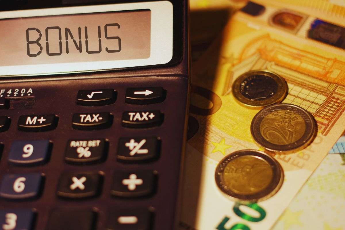Calcolatrice con la scritta bonus sopra denaro
