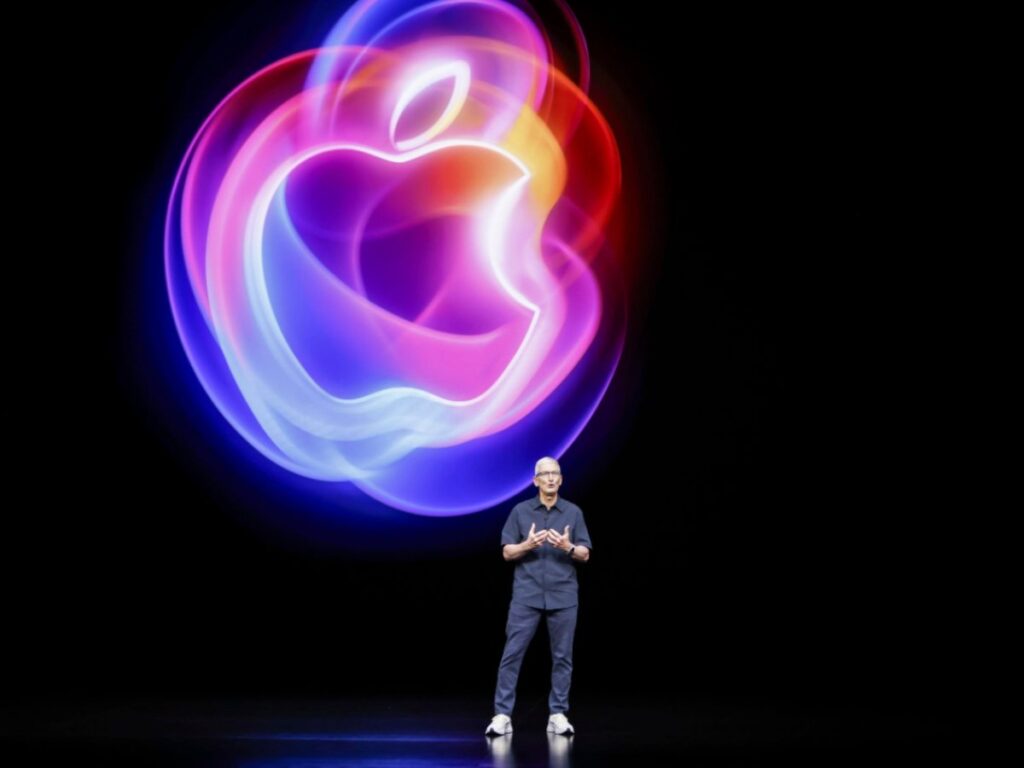 Ceo Apple durante presentazione iPhone 16