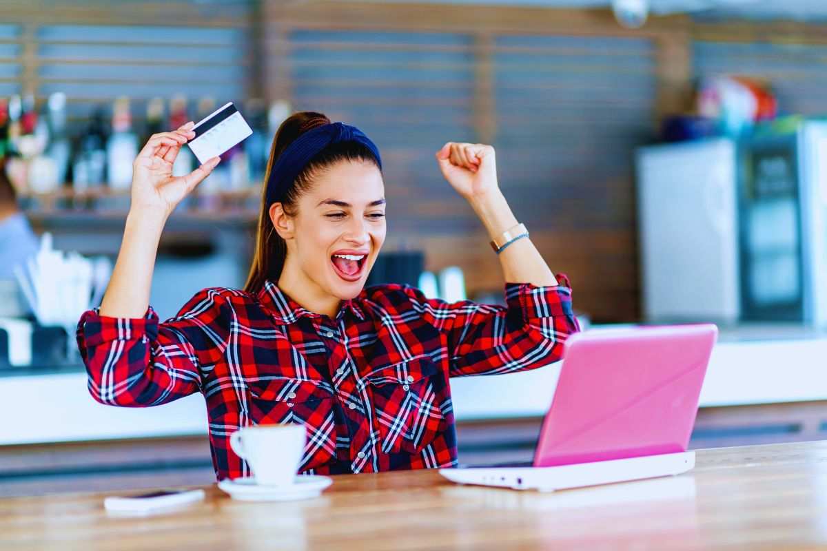 Ragazza che esulta in cucina