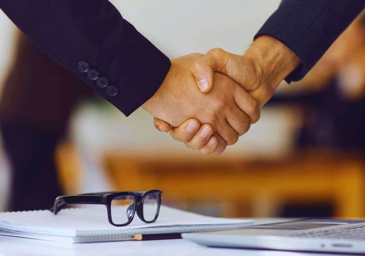 Uomini che si stringono la mano