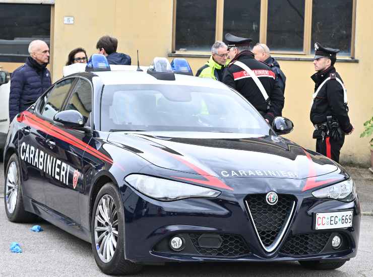 Auto dei carabinieri in strada