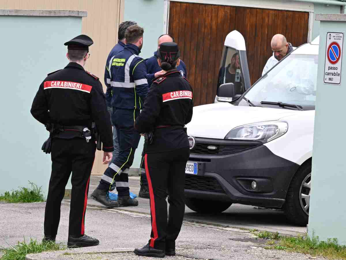 I carabinieri sul luogo dell'omicidio
