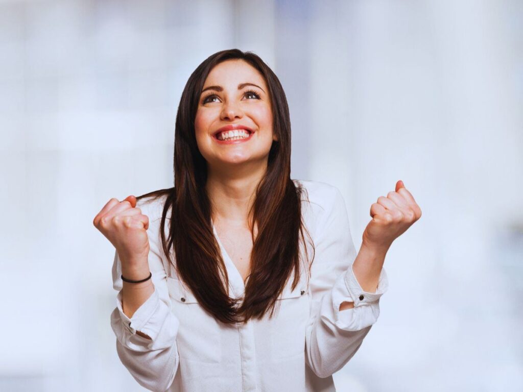Donna felice che stringe i pugni in segno di esultanza