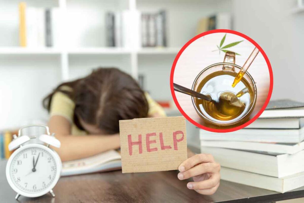 Donna china sulla scrivania con scritta help