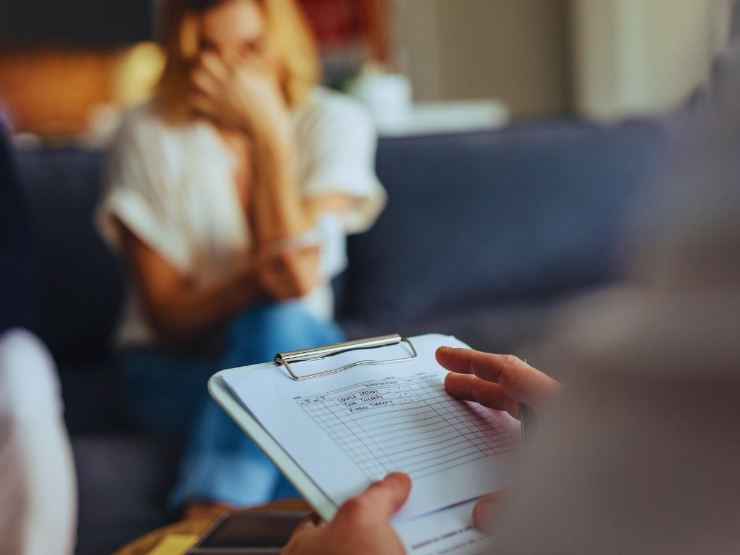 Donna che piange nello studio di uno psicologo
