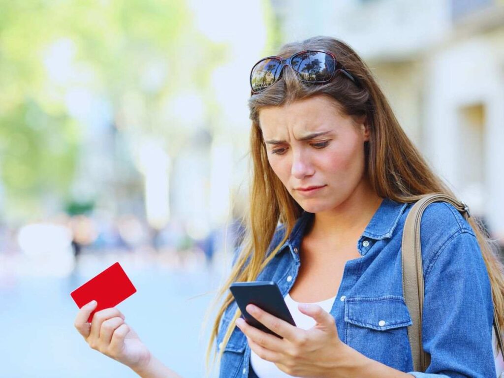 Donna guarda perplessa il proprio smartphone